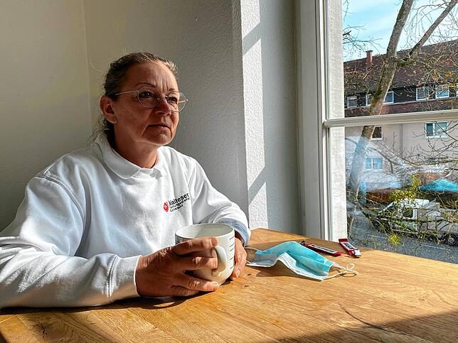Notfallsanitäterin Evelyne Braun trinkt einen Tee im Pausenraum der Rettungswache.
