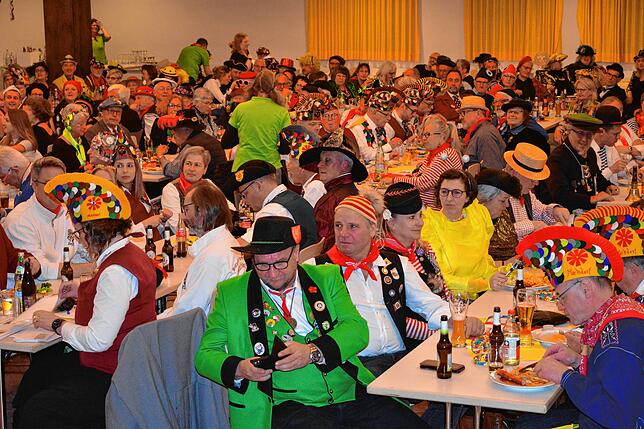 Über 200 Besucher lassen sich das beliebte Dreckkübelgeschwätz in der Stadthalle als Abschlussball der Fasnet 2023 nicht entgehen.