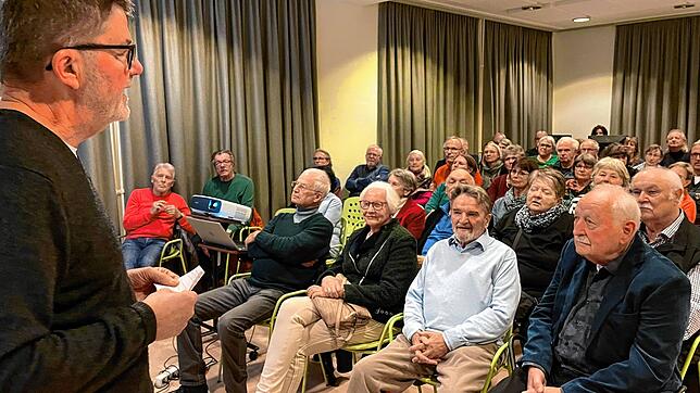Bernd Gassner (links) begrüßt im Vortragsraum des Jüdischen Museums in Gailingen nicht nur die zahlreichen Premierenbesucher, sondern ...