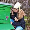 Nina Spiegel beobachtet, wie ihre Honigbienen im Garten in Bad Dürrheim nach dem Winter langsam wieder aktiver werden. Sorgen bereitet ...