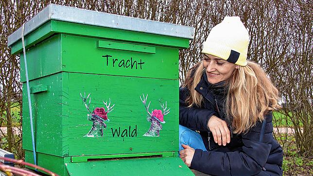 Nina Spiegel beobachtet, wie ihre Honigbienen im Garten in Bad Dürrheim nach dem Winter langsam wieder aktiver werden. Sorgen bereitet ...