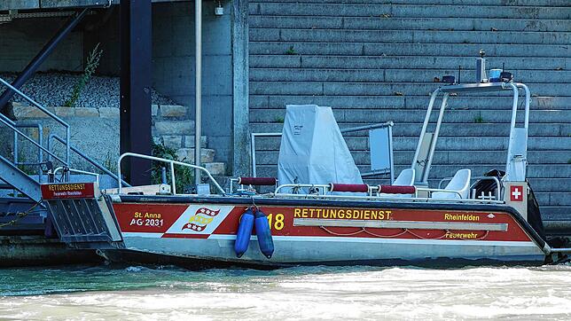 Das ist das Boot des Rheinfelder Rheinrettungsdienstes. Es ist permanent im Wasser und einsatzbereit. Bild: Zumsteg