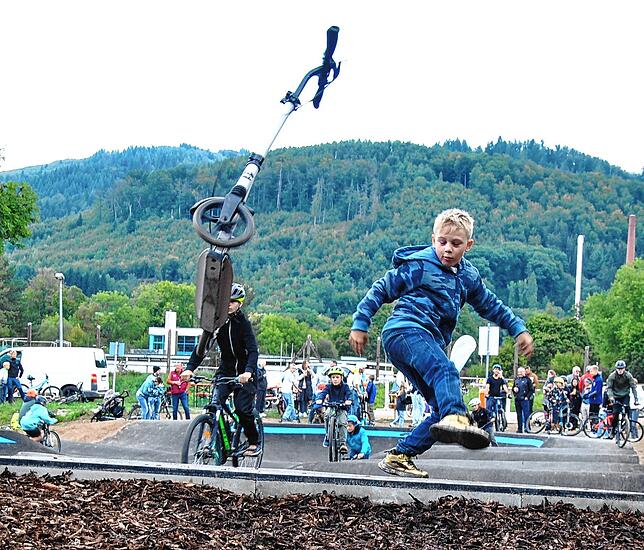 Hoppla, da flog der Roller dem jungen Artisten wohl davon. Aber es ist nichts passiert. Im Mulch landeten Gerät und Kind sanft.