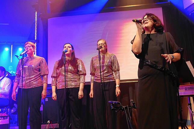 Bild 32: Buäbä & Maidli begeistern während dem 24. Showkonzert der Feuerwehrkapelle Pfohren das Publikum