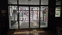 (Archivbild) Der Schriftzug „Deutschland ist ein Unrechtsstaat“ wurde um Januar an die Türen der Bundesagentur für Arbeit geschmiert. ...