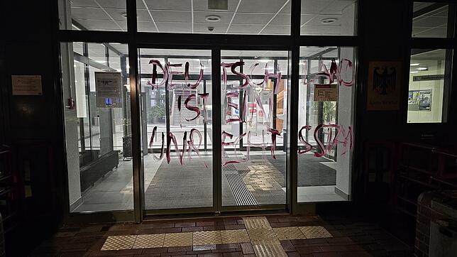 (Archivbild) Der Schriftzug „Deutschland ist ein Unrechtsstaat“ wurde um Januar an die Türen der Bundesagentur für Arbeit geschmiert. ...