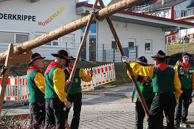Bild 22: Die besten Bilder vom Stellen des Jubiläumsbaums durch die Froschzeller Holzer