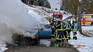 Dichter Qualm dringt aus dem Motorraum des Fahrzeugs.