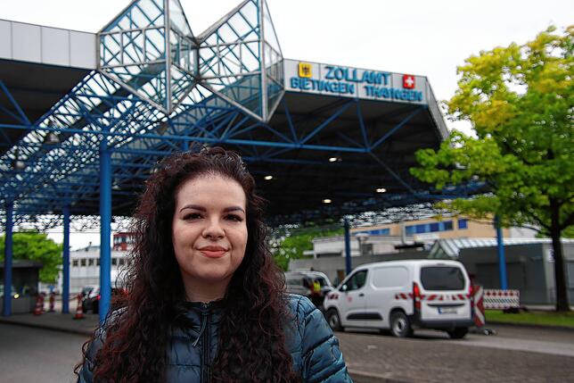 SÜDKURIER-Reporterin Graziella Verchio hat sich am Zollamt Bietingen-Thayngen positioniert.