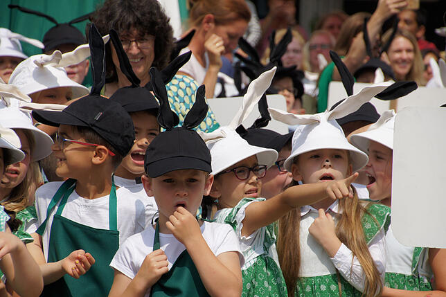 Waren da nicht grade die Ohren des Seehasen zu sehen? Das Warten auf die Symbolfigur vom größten Häfler Sommerfest dauerte für die ...