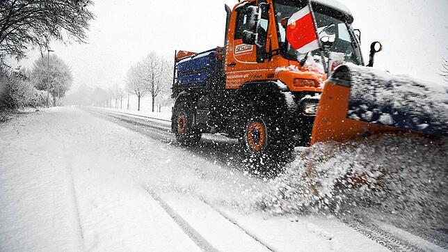 Ein Räumfahrzeug bahnt eine verschneite Straße bei Ravensburg frei.