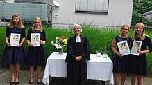Pfarrerin Sigrid Süss-Egervari (Mitte) mit den Konfirmandinnen (von links) Lucie Heß, Linn Gerth, Hannah Glasbrenner und Lilli Heß.