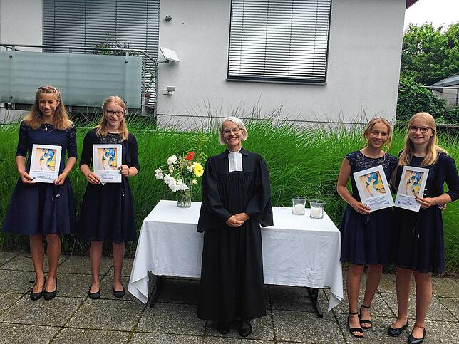 Pfarrerin Sigrid Süss-Egervari (Mitte) mit den Konfirmandinnen (von links) Lucie Heß, Linn Gerth, Hannah Glasbrenner und Lilli Heß.