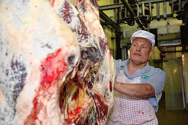 Bernhorst Koch holt Teilstücke seiner geschlachteten Tiere aus dem Schlachthaus Singen.