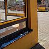 Über dieses Fenster im Erdgeschoss gelangten die Täter in die Grundschule Eichberg. In der unteren Ecke ist noch ein Fußabdruck auf der ...