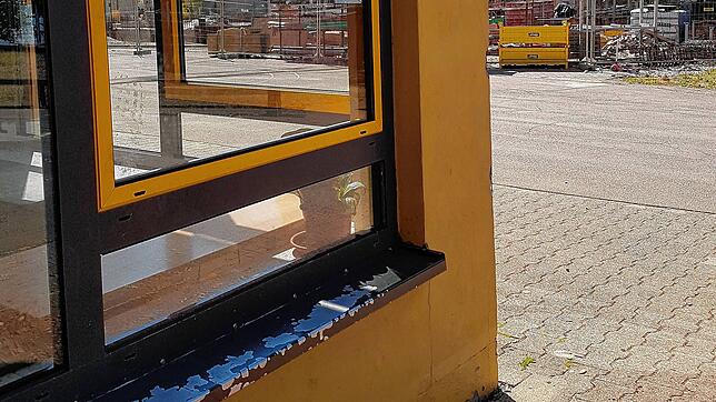 Über dieses Fenster im Erdgeschoss gelangten die Täter in die Grundschule Eichberg. In der unteren Ecke ist noch ein Fußabdruck auf der ...