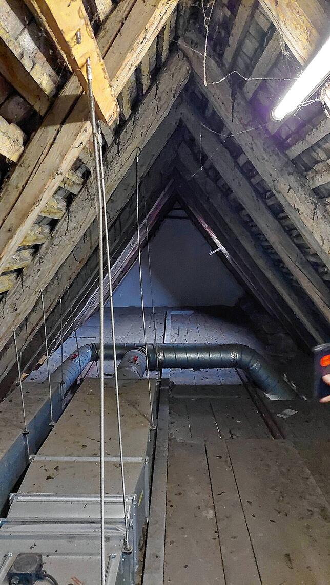 Einige Balken im Dachgeschoss sind wohl schon 1000 Jahre alt. Die Lüftungsrohre sind hier aufgehängt, weil die Decke das Gewicht und die ...