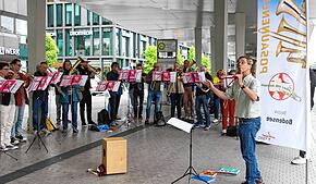 Posaunenchöre aus der Umgebung folgten dem Aufruf der Stiftung Posaunenarbeit Baden zu einem Flashmob und gaben unter der Leitung von ...