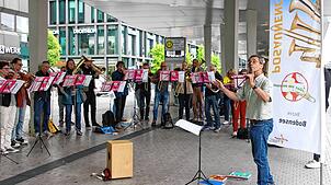Posaunenchöre aus der Umgebung folgten dem Aufruf der Stiftung Posaunenarbeit Baden zu einem Flashmob und gaben unter der Leitung von ...