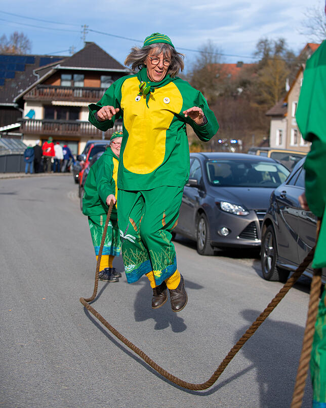 Dass Frösche gut springen können, zeigten nicht nur die kleinen Narren.