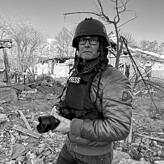 Till Mayer im Einsatz in der Ukraine. Bis an die Front wagt er sich vor. Aber ukrainische Kollegen riskierten da noch viel mehr, sagt er.