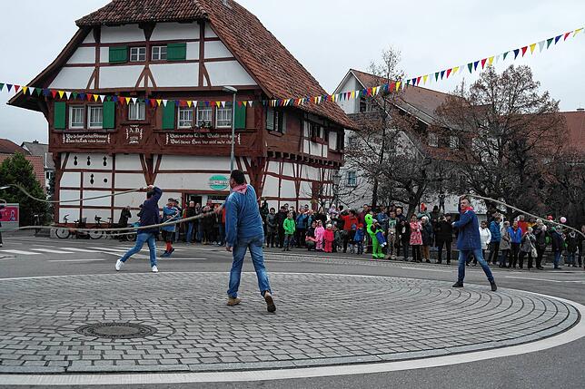 Bild 12: Bilder vom Einschnellen der Narrengesellschaft Hennenschlitter in Immenstaad