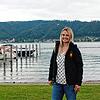 Lisa Strobel am Ufer von Ludwigshafen. Auf der gegenüberliegenden Seite sieht man Bodman.