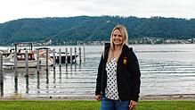 Lisa Strobel am Ufer von Ludwigshafen. Auf der gegenüberliegenden Seite sieht man Bodman.