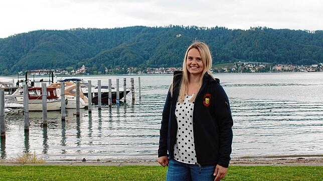 Lisa Strobel am Ufer von Ludwigshafen. Auf der gegenüberliegenden Seite sieht man Bodman.
