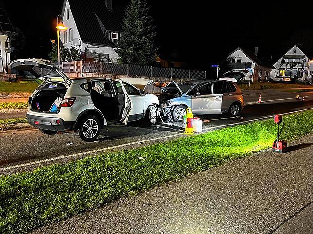 Ein 82-Jähriger prallte mit seinem VW (rechts) auf den Nissan eines 54-Jährigen. Der Unfallverursacher wurde schwer verletzt, die vier ...