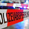 Eine Polizeiabsperrung zeigt: Hier ist ein Tatort. (Symbolbild)