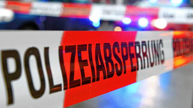 Eine Polizeiabsperrung zeigt: Hier ist ein Tatort. (Symbolbild)