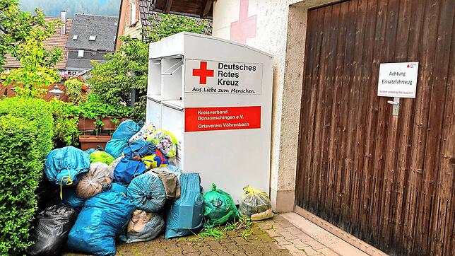 Vor den Altkleidercontainern des DRK-Ortsvereins Vöhrenbach stapeln sich die Säcke, darunter auch viel Müll.  Foto: Sabine Heizmann