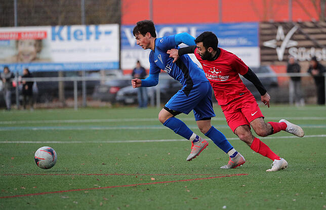 Florin Fontana links (FC) gegen Serkan Caliscan (TSV).