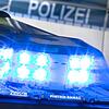 Ein Blaulicht leuchtet auf dem Dach eines Polizeiwagens.