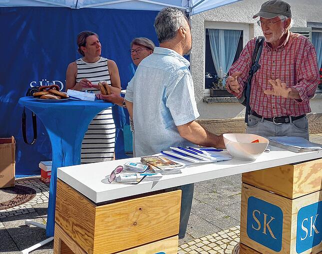 Der Immenstaader Karsten Sohns (rechts) wünscht sich in der überregionalen Politik- und Wirtschaftsberichterstattung einen breiteren ...