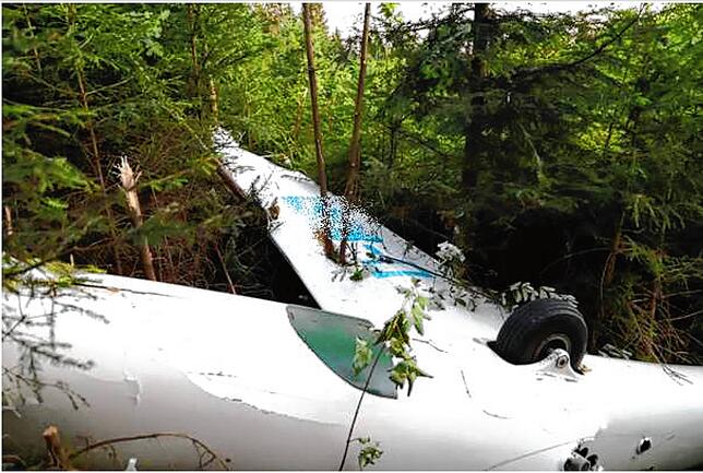 So wird 2022 das Wrack des Segelflugzeugs in einem Wald neben dem Flugplatz Klippeneck gefunden.
