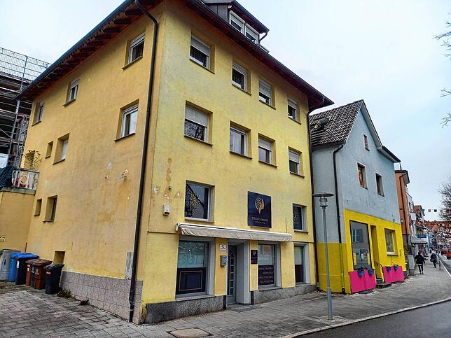 Das war der Anblick in der Hauptstraße seit Jahren – und bis zum vergangenen Wochenende: Das marode Eckhaus Hauptstraße 24 und die Ruine ...