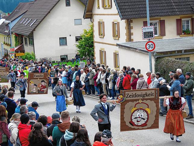Viele aussagekräftige Schilder ziehen alle Blick auf sich.
