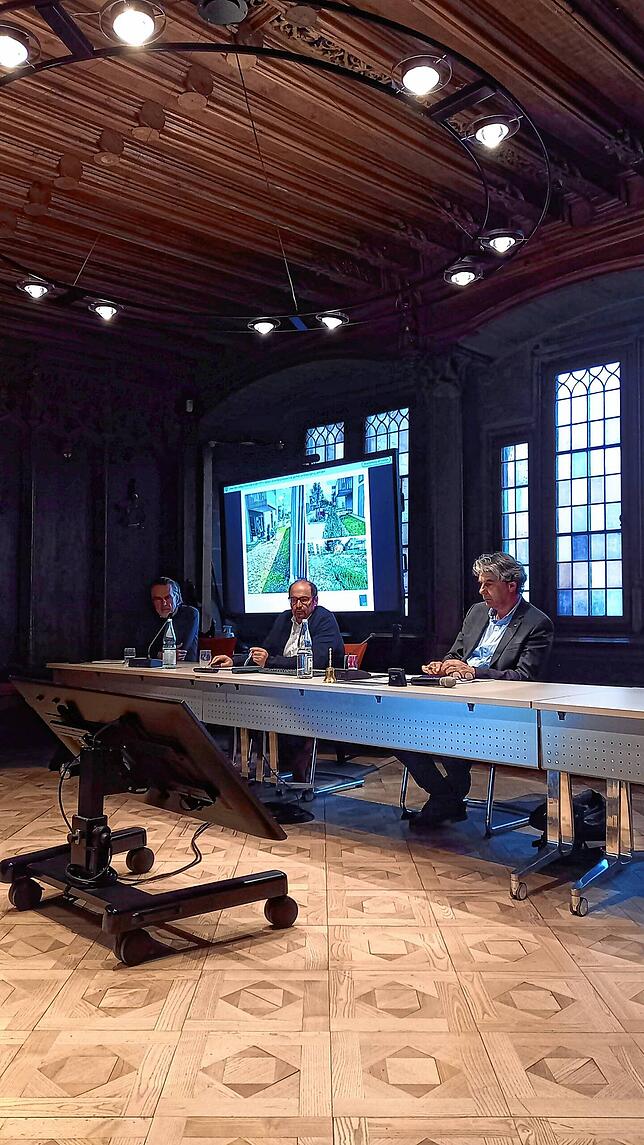 Projektleiter Günther Prechter, Landschaftsarchitekt Christian Seng und Baubürgermeister Thomas Kölschbach (von links) informieren im ...