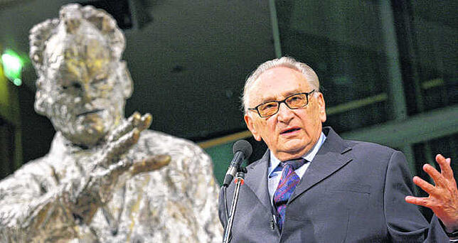 Ein Foto mit großer Symbolkraft: Egon Bahr spricht 2007 in der Berliner SPD-Zentrale vor der Statue Willy-Brandts. Einst waren sie ...