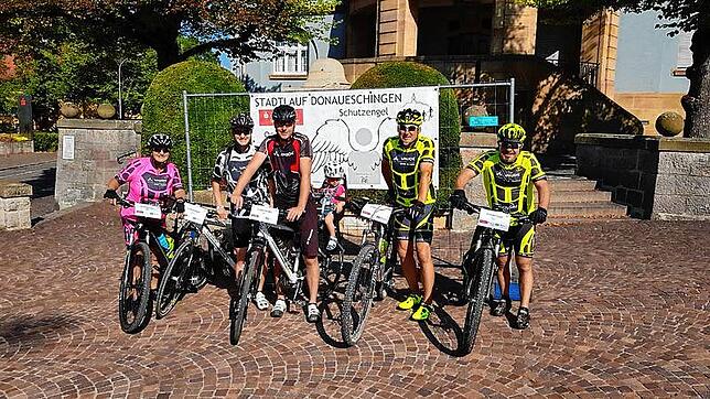 Ganz vorbildlich mit Helm (von links): Gaby Spinello-Eckert, Irene Eckert, Jochen Minzer mit Lara, Georg Gagoni und Gregorio Spinelli