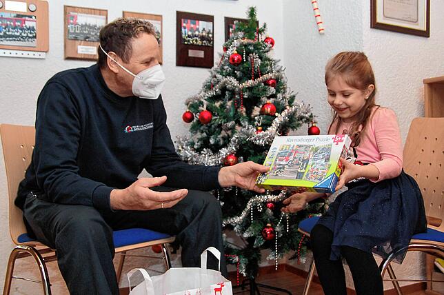 Auch ein Feuerwehr-Puzzle versteckt sich in der Geschenktüte.