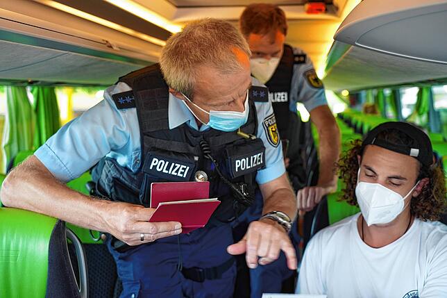 Bundespolizist Steffen Schuster kontrolliert im August 2021 das Covid-Zertifikat von einem Reisenden in einem Flixbus von Zürich nach ...
