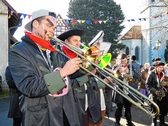 Was wäre die Fasnacht ohne Musik? Der Musikverein Illmensee sorgt beim Sturm aufs Rathaus für Stimmung.
