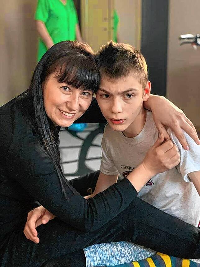 Olena Stepura und ihr 17-jähriger Sohn. Er ist Autist, weshalb sie ihn bei ihrer Mutter zurückließ. Seit einem Jahr ist die Familie ...