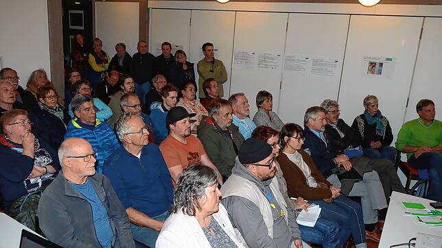 Volles Haus im Saal der Villinger Petrusgemeinde. Dorthin hat die Bürgerinitiative Nordzubringer Nein Danke zu einem Info- und ...