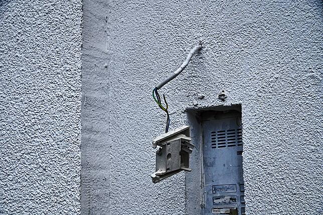 Die Gebäude, die vor einigen Jahren von außen renoviert wurden, sehen ziemlich verwahrlost aus. Herausgerissene Klingelanlagen und ...