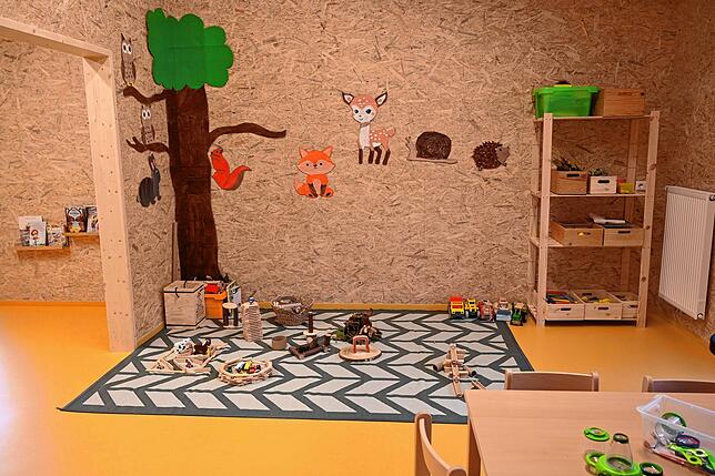 Hell, ansprechend und themenbezogen ausgestalttet sind die Gruppenräume des Naturkindergartens.