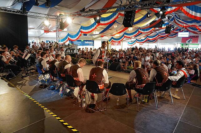 Zahlreiche Besucher verfolgen die Bockverlosung. Der Erlös aus dem Verkauf der 1000 Bocklose geht in diesem Jahr an den Förderverein der ...